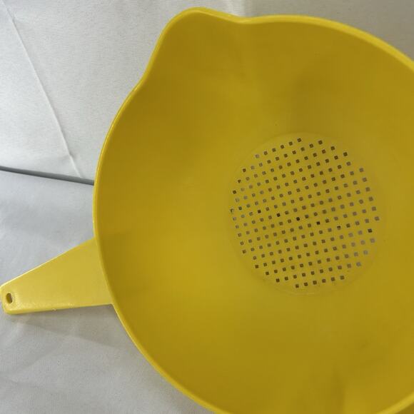 Vintage Tupperware Set of 2 Yellow Strainers Colanders 1523 2 Qt 1200 1 Qt Spout - Picture 3 of 13